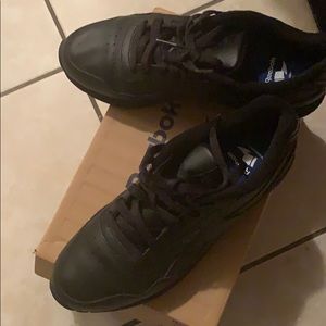 Tennis shoes